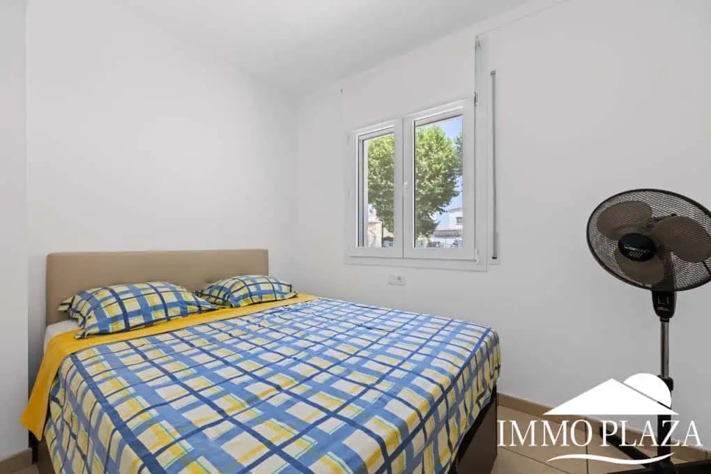 Villa with tower + apartment, wide canal; 4 beds, 3 baths, garage, pool + Tourist license!