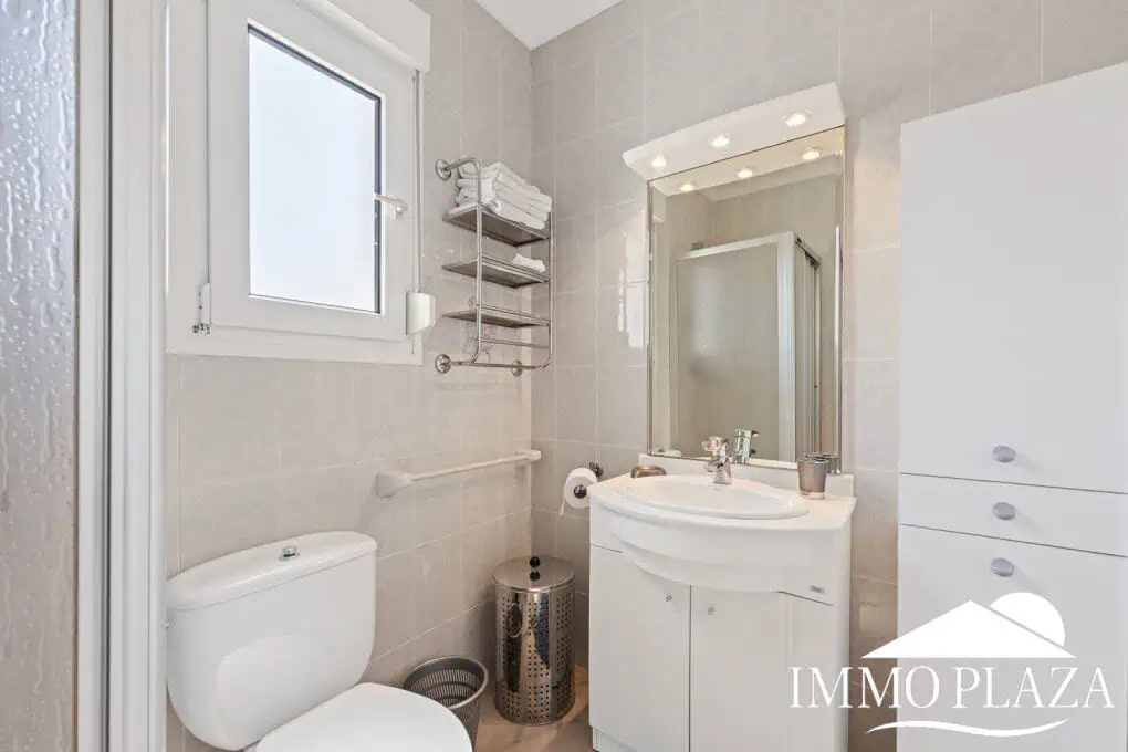 Villa with tower + apartment, wide canal; 4 beds, 3 baths, garage, pool + Tourist license!