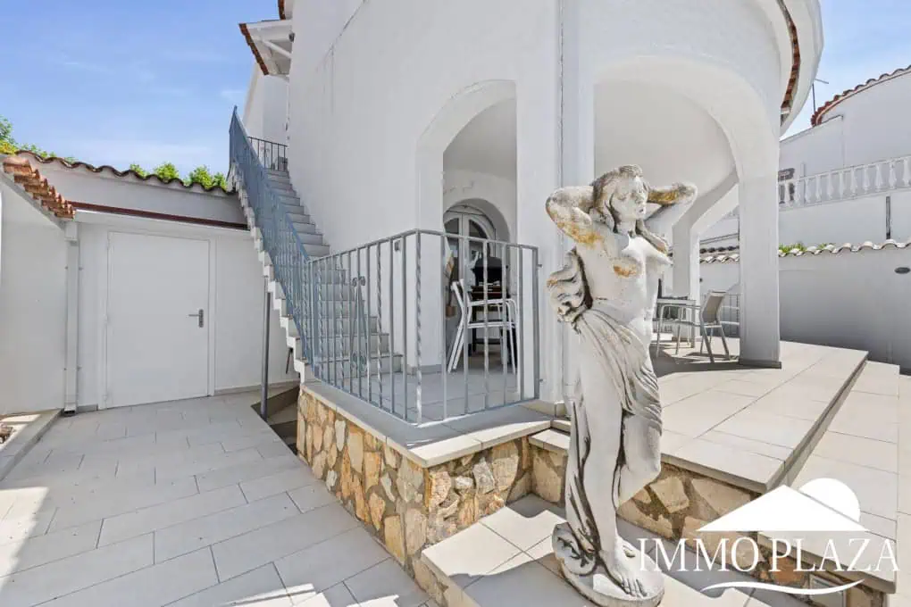 Villa with tower + apartment, wide canal; 4 beds, 3 baths, garage, pool + Tourist license!