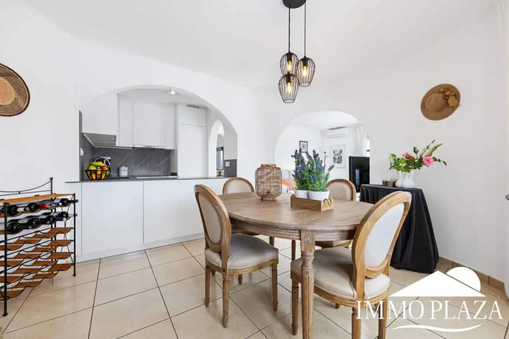 Villa with tower + apartment, wide canal; 4 beds, 3 baths, garage, pool + Tourist license!