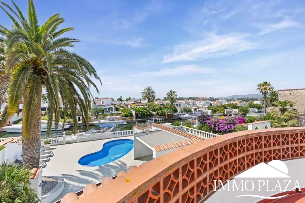 Villa with tower + apartment, wide canal; 4 beds, 3 baths, garage, pool + Tourist license!
