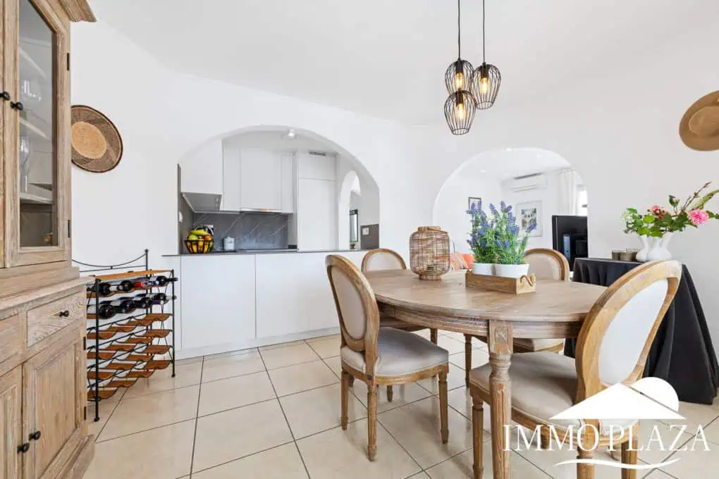 Villa with tower + apartment, wide canal; 4 beds, 3 baths, garage, pool + Tourist license!
