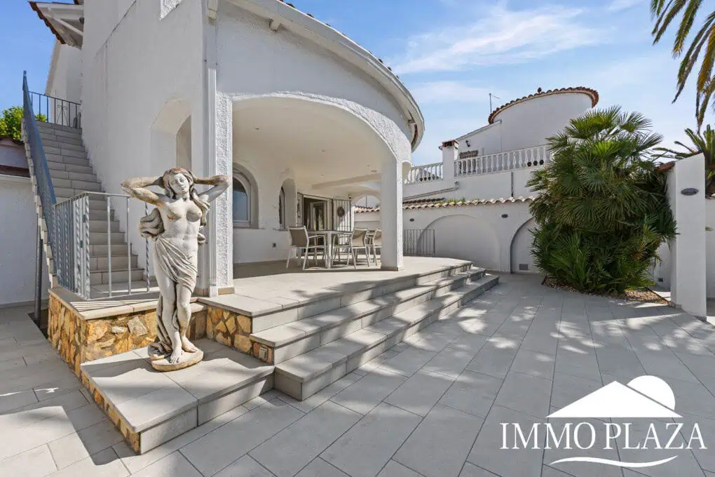 Villa with tower + apartment, wide canal; 4 beds, 3 baths, garage, pool + Tourist license!