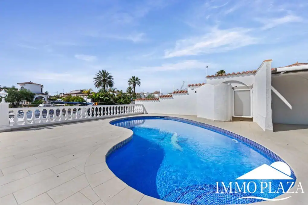 Villa with tower + apartment, wide canal; 4 beds, 3 baths, garage, pool + Tourist license!