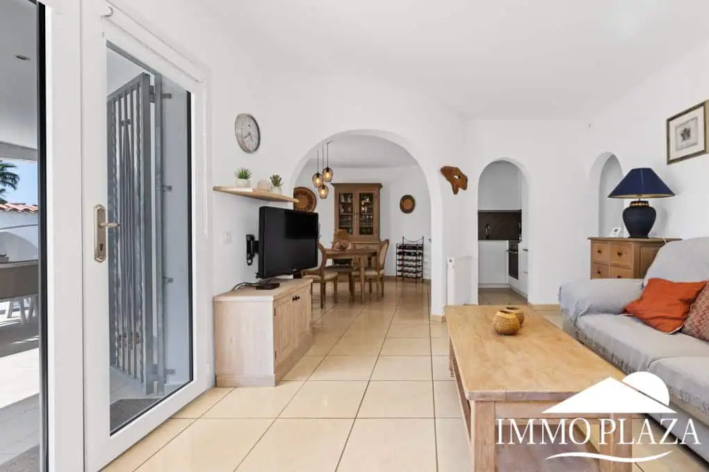 Villa with tower + apartment, wide canal; 4 beds, 3 baths, garage, pool + Tourist license!