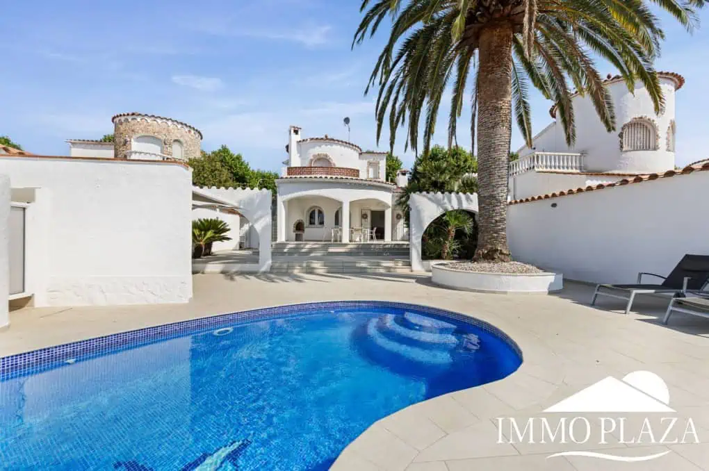 Villa with tower + apartment, wide canal; 4 beds, 3 baths, garage, pool + Tourist license!