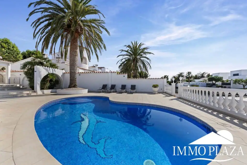Villa with tower + apartment, wide canal; 4 beds, 3 baths, garage, pool + Tourist license!