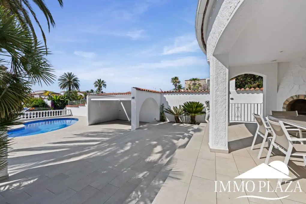 Villa with tower + apartment, wide canal; 4 beds, 3 baths, garage, pool + Tourist license!