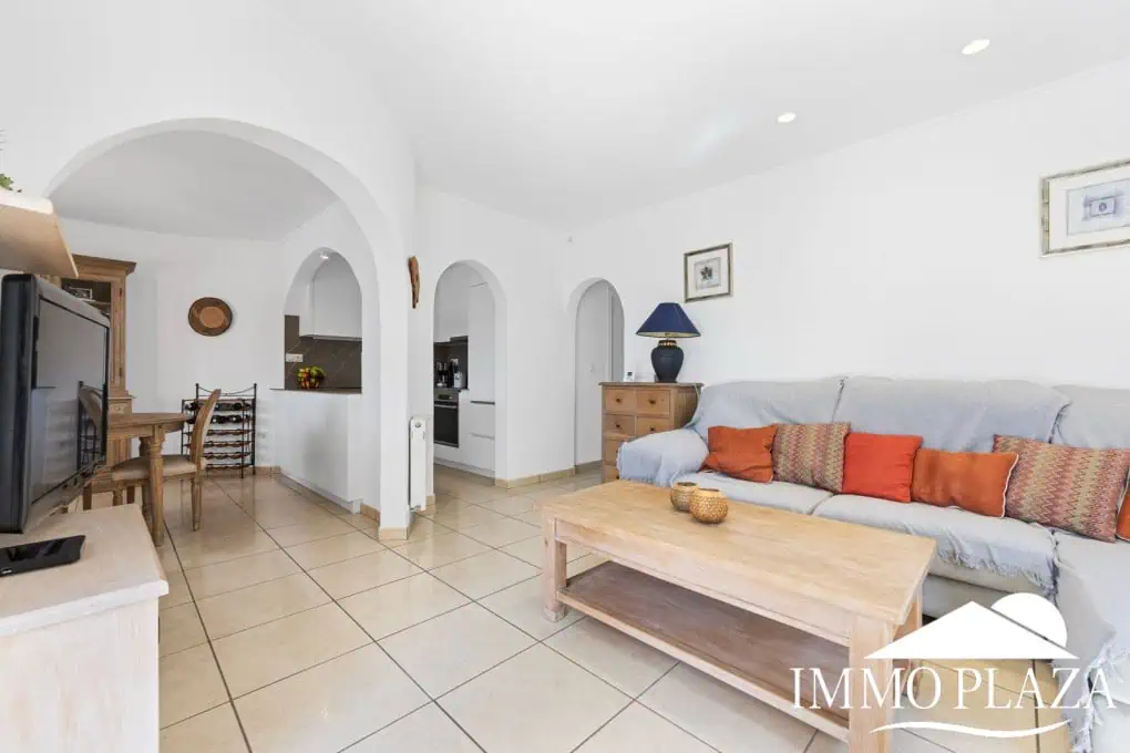 Villa with tower + apartment, wide canal; 4 beds, 3 baths, garage, pool + Tourist license!