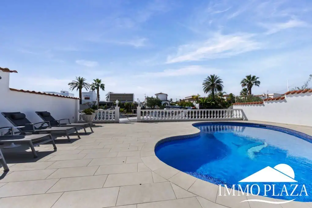 Villa with tower + apartment, wide canal; 4 beds, 3 baths, garage, pool + Tourist license!