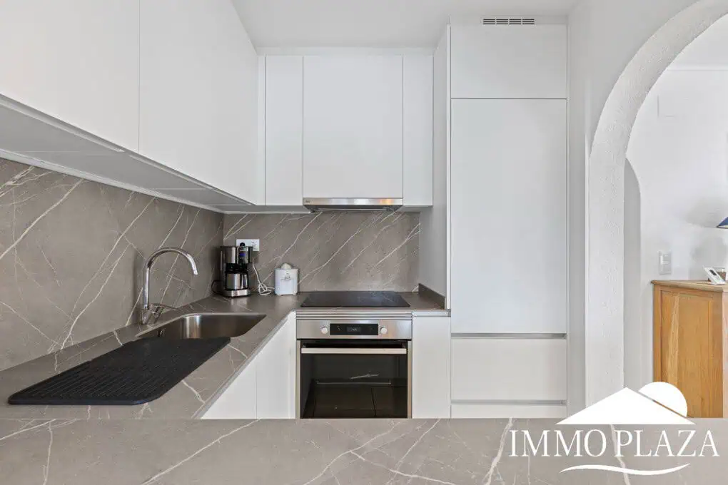 Villa with tower + apartment, wide canal; 4 beds, 3 baths, garage, pool + Tourist license!