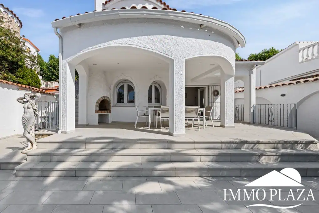 Villa with tower + apartment, wide canal; 4 beds, 3 baths, garage, pool + Tourist license!
