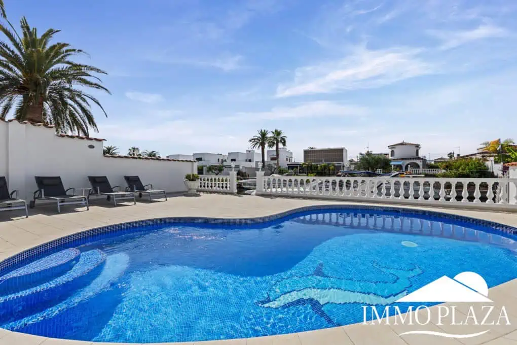 Villa with tower + apartment, wide canal; 4 beds, 3 baths, garage, pool + Tourist license!