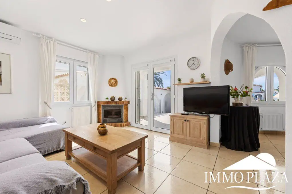 Villa with tower + apartment, wide canal; 4 beds, 3 baths, garage, pool + Tourist license!