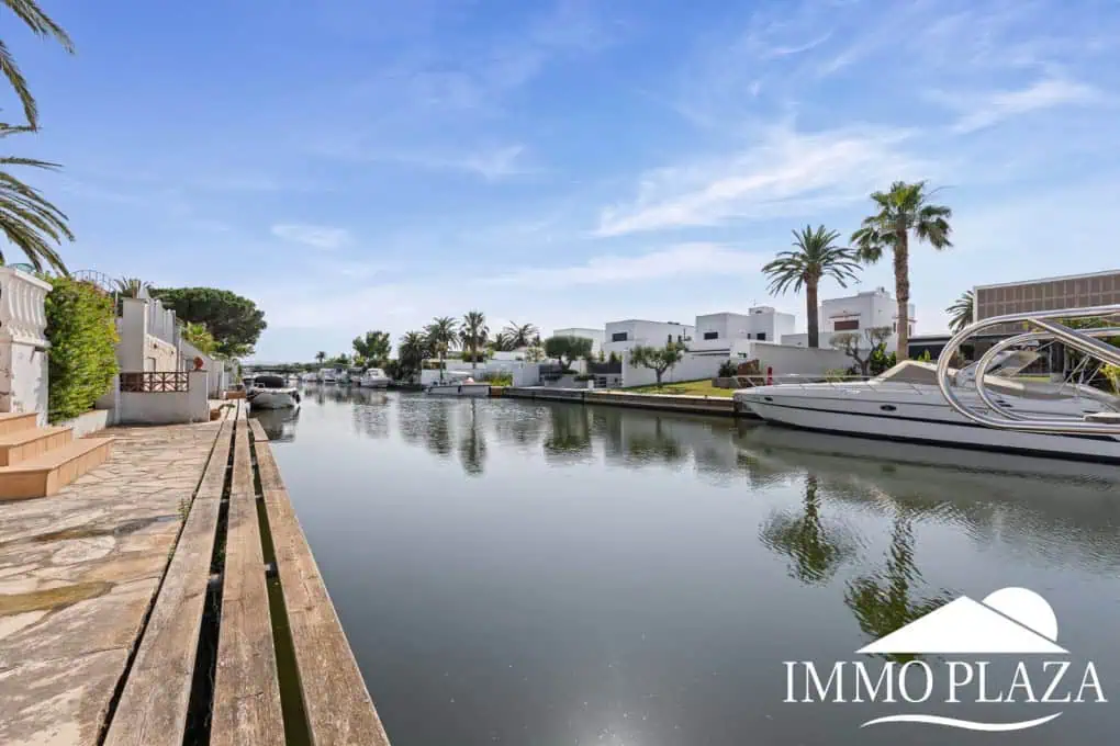 Villa with tower + apartment, wide canal; 4 beds, 3 baths, garage, pool + Tourist license!