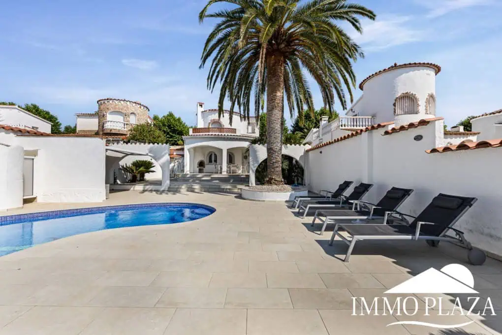 Villa with tower + apartment, wide canal; 4 beds, 3 baths, garage, pool + Tourist license!
