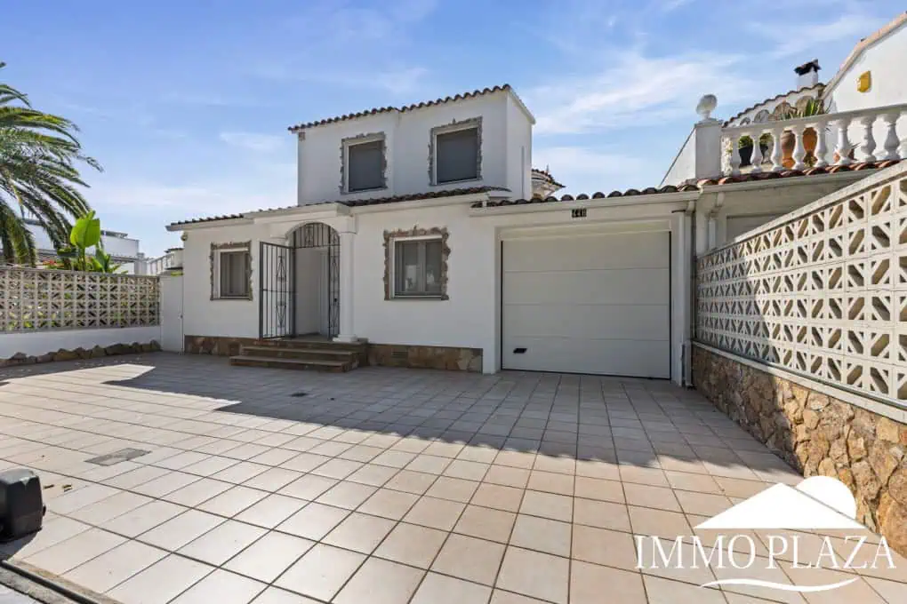 Villa with tower + apartment, wide canal; 4 beds, 3 baths, garage, pool + Tourist license!