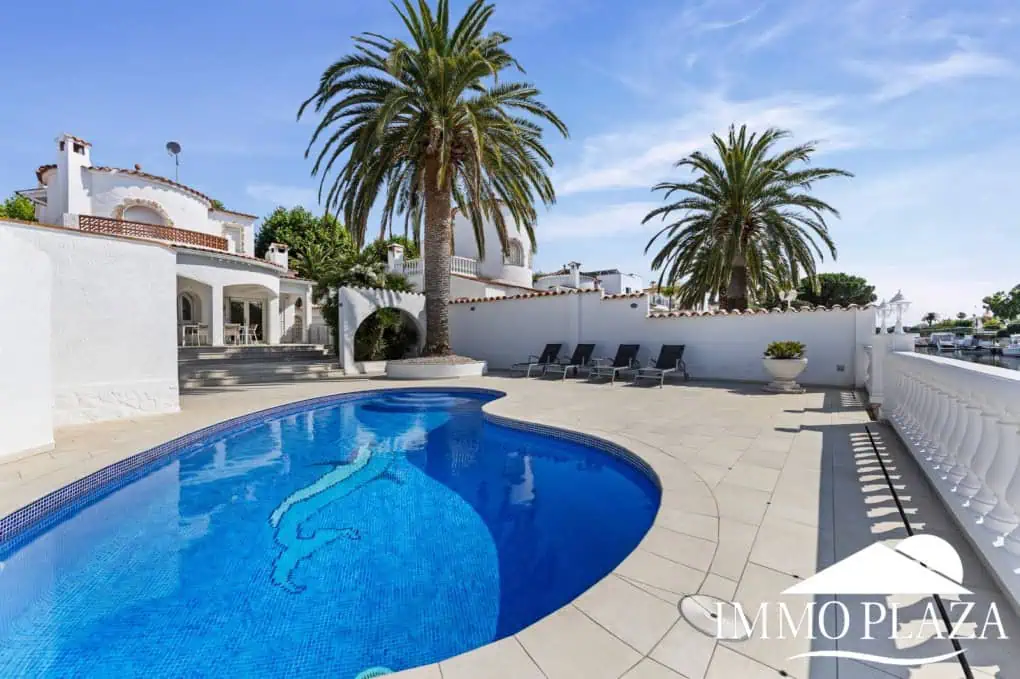 Villa with tower + apartment, wide canal; 4 beds, 3 baths, garage, pool + Tourist license!