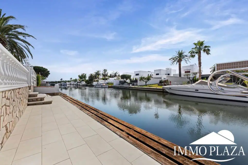 Villa with tower + apartment, wide canal; 4 beds, 3 baths, garage, pool + Tourist license!