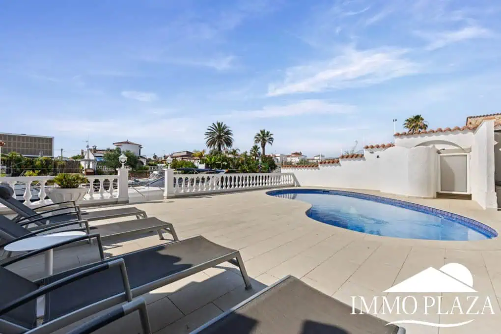 Villa with tower + apartment, wide canal; 4 beds, 3 baths, garage, pool + Tourist license!