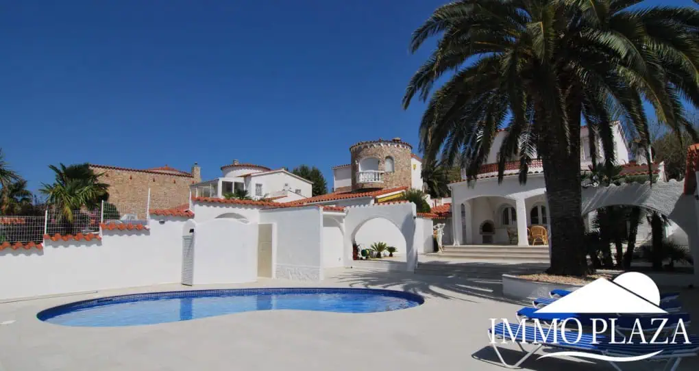 Villa with tower + apartment, wide canal; 4 beds, 3 baths, garage, pool + Tourist license!