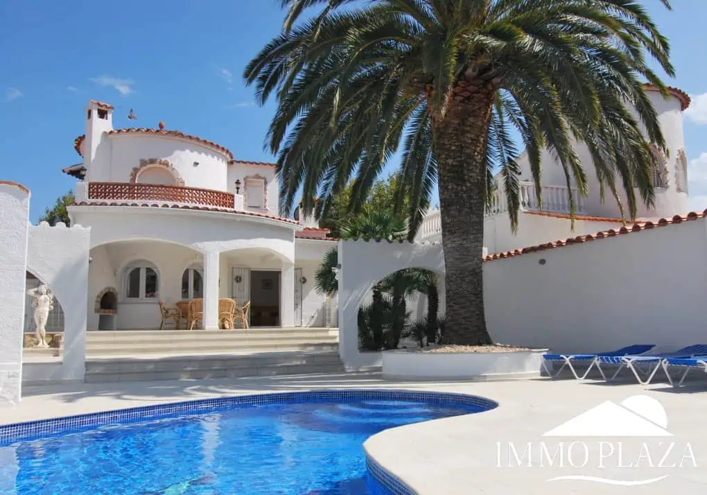 Villa with tower + apartment, wide canal; 4 beds, 3 baths, garage, pool + Tourist license!