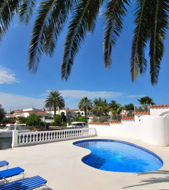 Villa with tower + apartment, wide canal; 4 beds, 3 baths, garage, pool + Tourist license!
