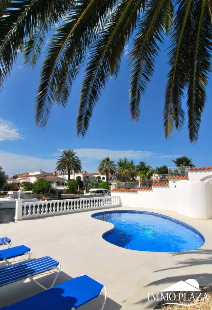 12112025114637_9414_IPV150 Villa with tower + apartment, wide canal; 4 beds, 3 baths, garage, pool + Tourist license!