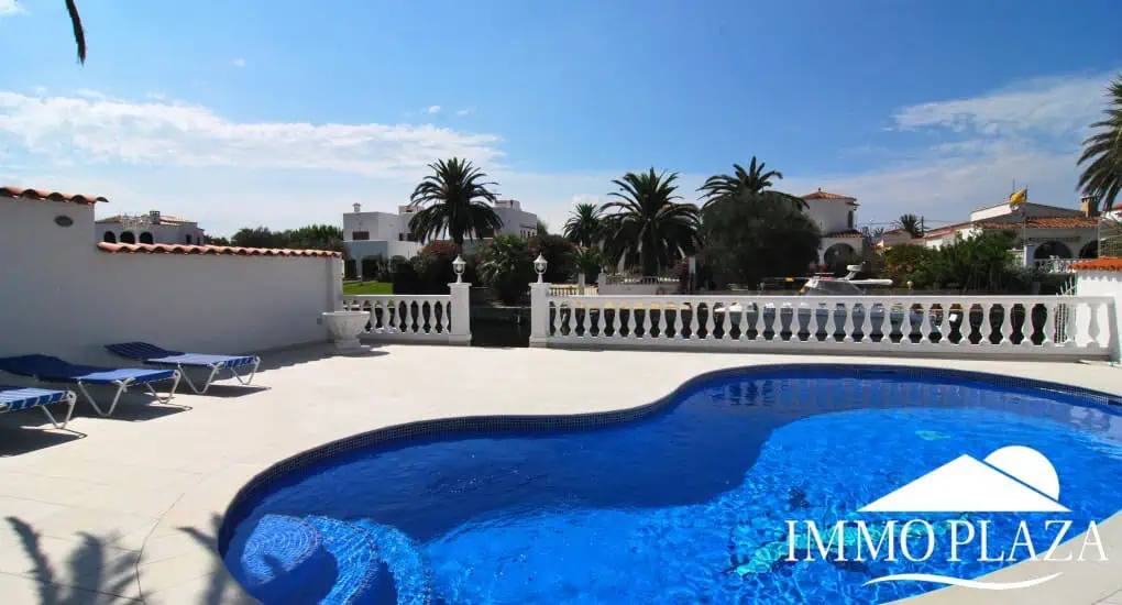 Villa with tower + apartment, wide canal; 4 beds, 3 baths, garage, pool + Tourist license!