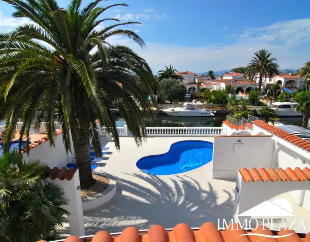 12112025114640_1222_IPV150 Villa with tower + apartment, wide canal; 4 beds, 3 baths, garage, pool + Tourist license!