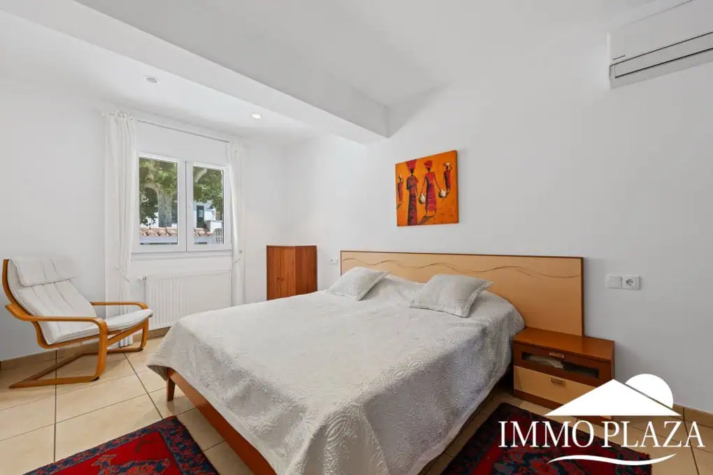 Villa with tower + apartment, wide canal; 4 beds, 3 baths, garage, pool + Tourist license!
