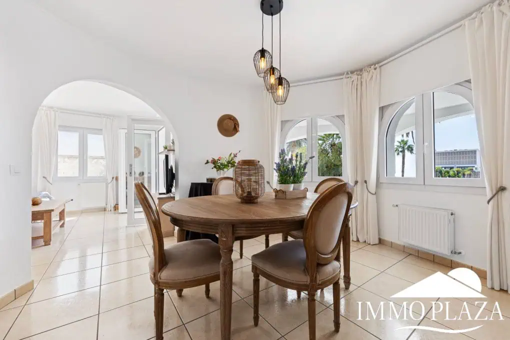 Villa with tower + apartment, wide canal; 4 beds, 3 baths, garage, pool + Tourist license!