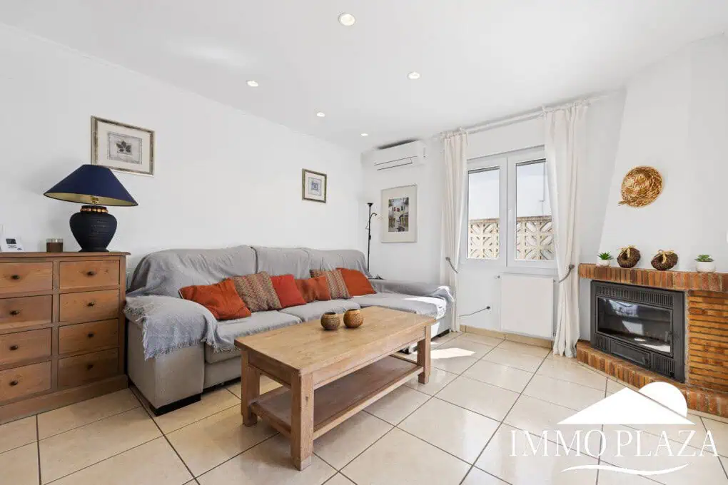 Villa with tower + apartment, wide canal; 4 beds, 3 baths, garage, pool + Tourist license!
