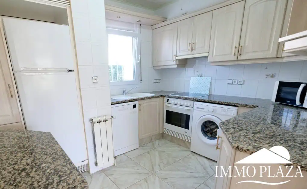 Three-sided house; 3 bedrooms, 2 bathrooms, garden with barbecue, parking, shops within walking distance!