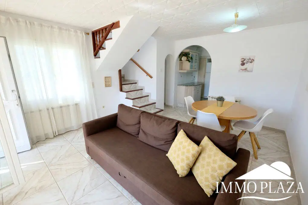 Three-sided house; 3 bedrooms, 2 bathrooms, garden with barbecue, parking, shops within walking distance!