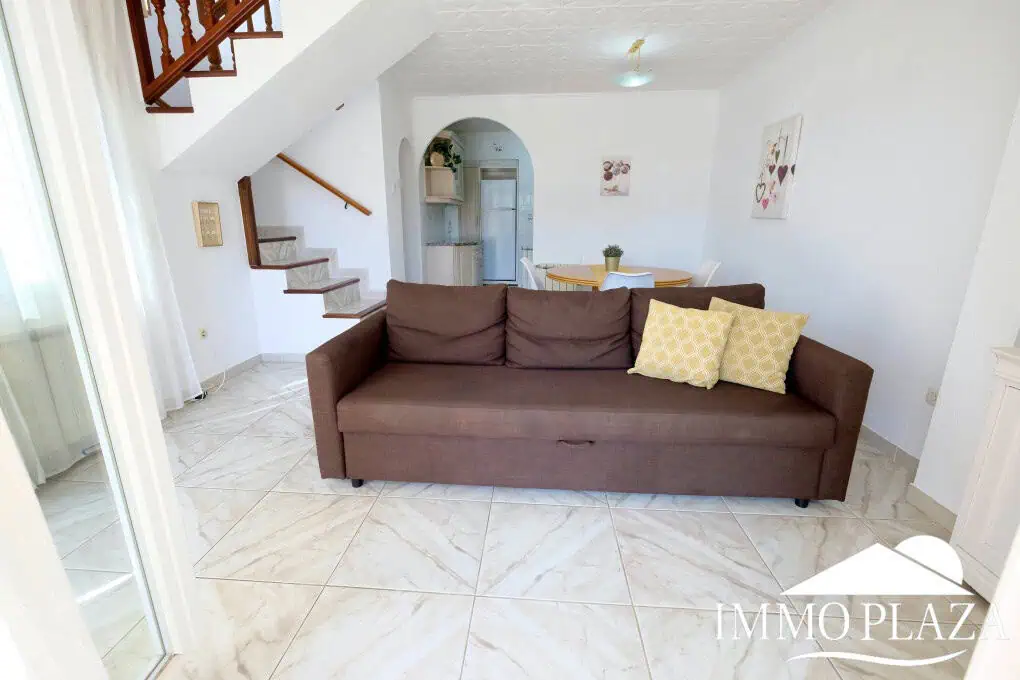 Three-sided house; 3 bedrooms, 2 bathrooms, garden with barbecue, parking, shops within walking distance!