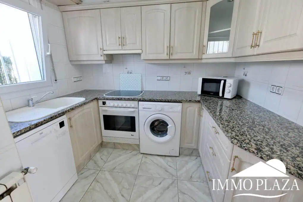 Three-sided house; 3 bedrooms, 2 bathrooms, garden with barbecue, parking, shops within walking distance!