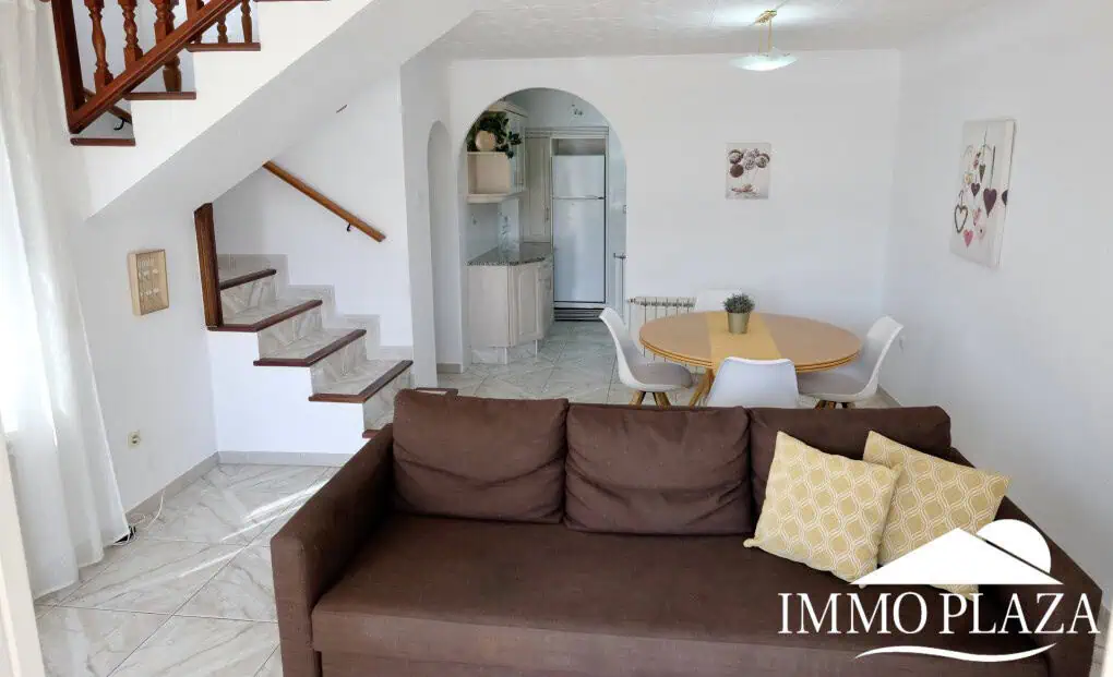 Three-sided house; 3 bedrooms, 2 bathrooms, garden with barbecue, parking, shops within walking distance!