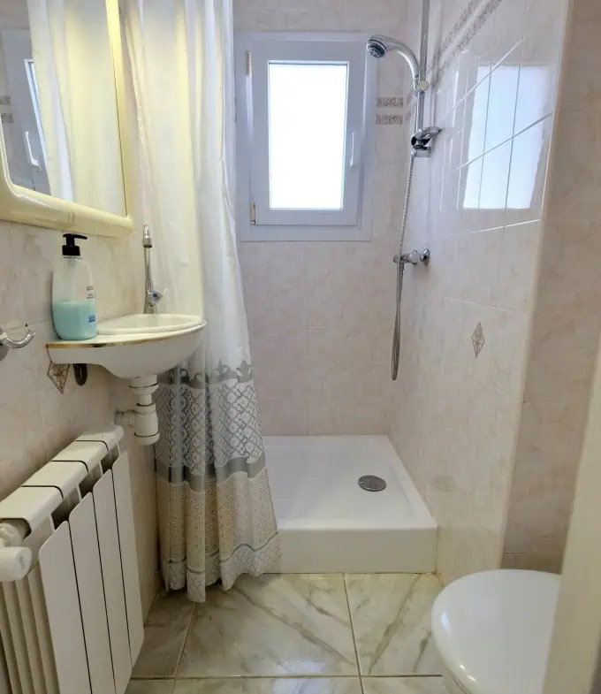 Three-sided house; 3 bedrooms, 2 bathrooms, garden with barbecue, parking, shops within walking distance!