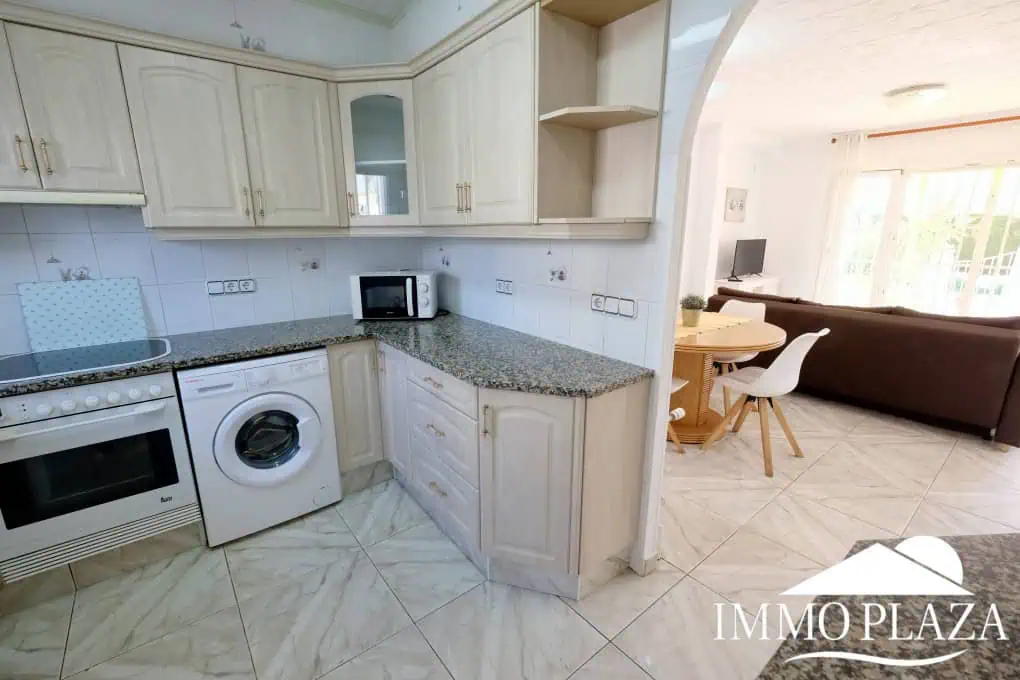 Three-sided house; 3 bedrooms, 2 bathrooms, garden with barbecue, parking, shops within walking distance!
