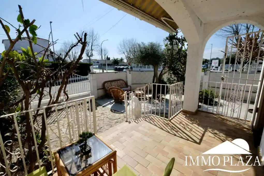 Three-sided house; 3 bedrooms, 2 bathrooms, garden with barbecue, parking, shops within walking distance!