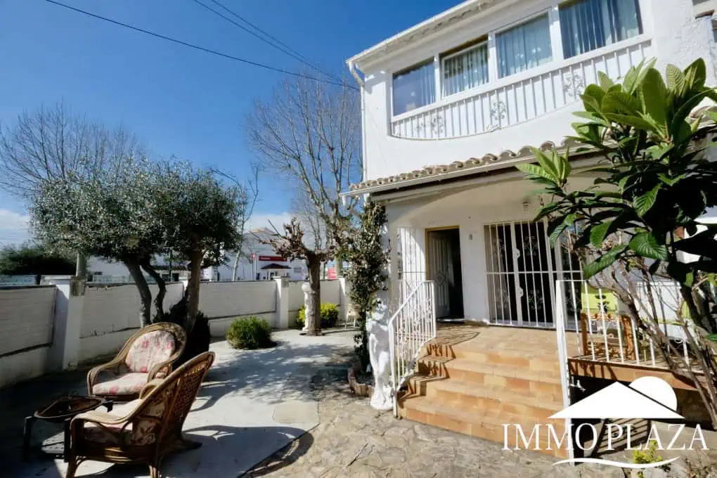 Three-sided house; 3 bedrooms, 2 bathrooms, garden with barbecue, parking, shops within walking distance!