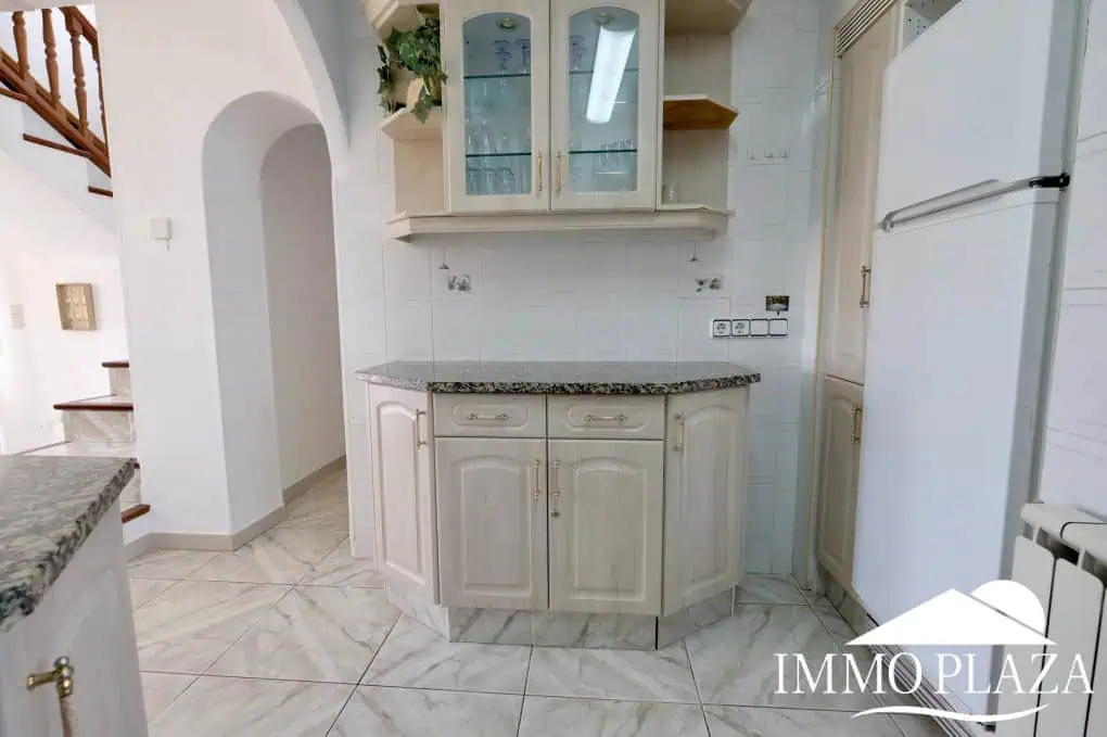 Three-sided house; 3 bedrooms, 2 bathrooms, garden with barbecue, parking, shops within walking distance!