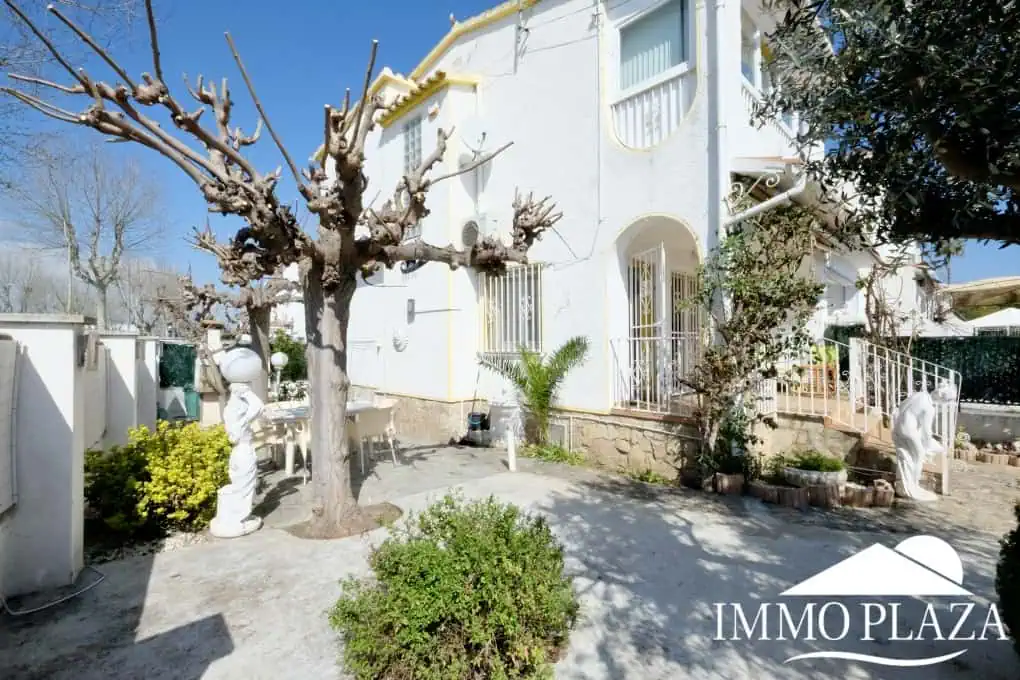 Three-sided house; 3 bedrooms, 2 bathrooms, garden with barbecue, parking, shops within walking distance!