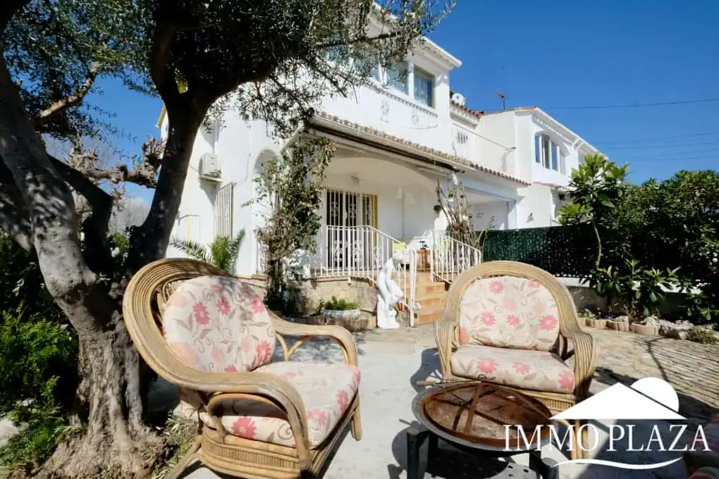 Three-sided house; 3 bedrooms, 2 bathrooms, garden with barbecue, parking, shops within walking distance!