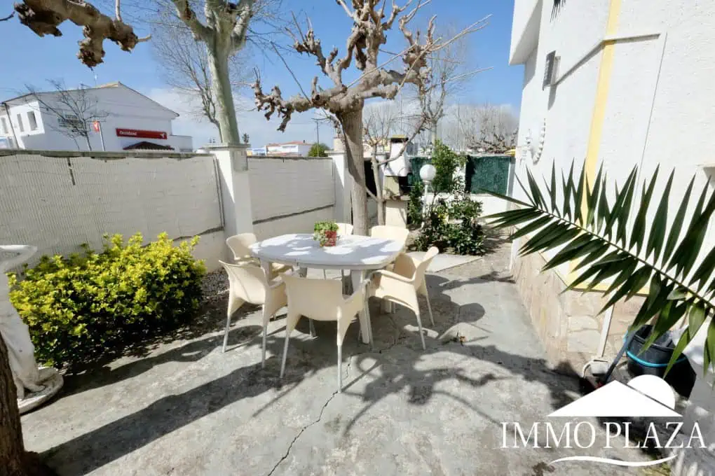Three-sided house; 3 bedrooms, 2 bathrooms, garden with barbecue, parking, shops within walking distance!