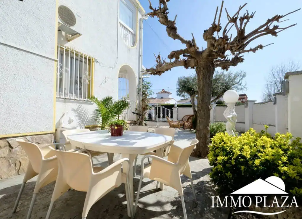 Three-sided house; 3 bedrooms, 2 bathrooms, garden with barbecue, parking, shops within walking distance!