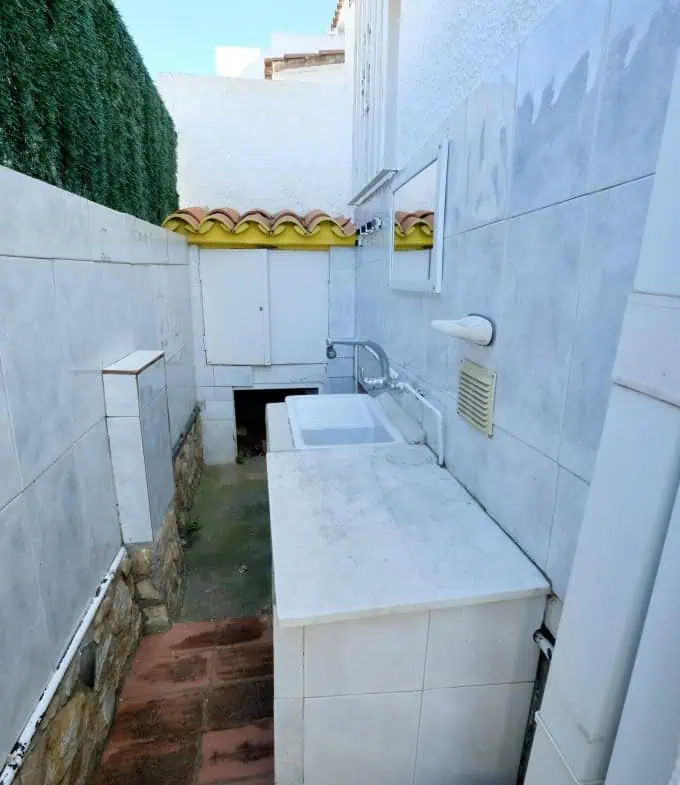 Three-sided house; 3 bedrooms, 2 bathrooms, garden with barbecue, parking, shops within walking distance!