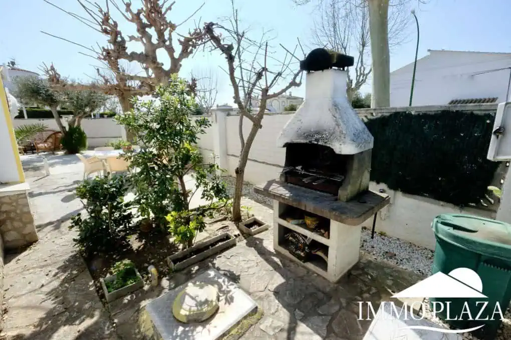 Three-sided house; 3 bedrooms, 2 bathrooms, garden with barbecue, parking, shops within walking distance!