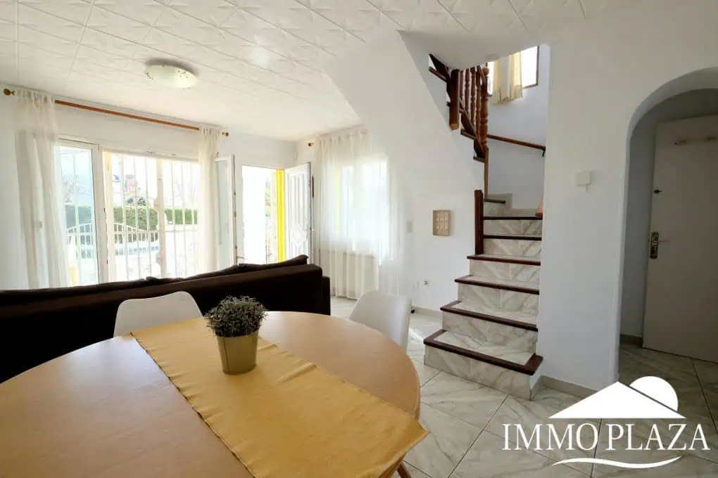 Three-sided house; 3 bedrooms, 2 bathrooms, garden with barbecue, parking, shops within walking distance!